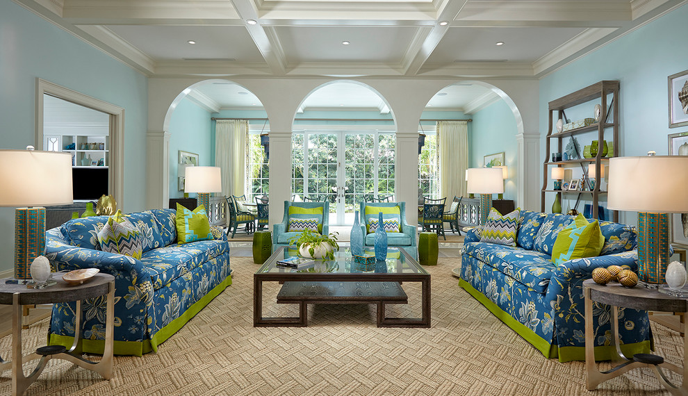 Ispirazione per un soggiorno tropicale con pareti blu e parquet chiaro
