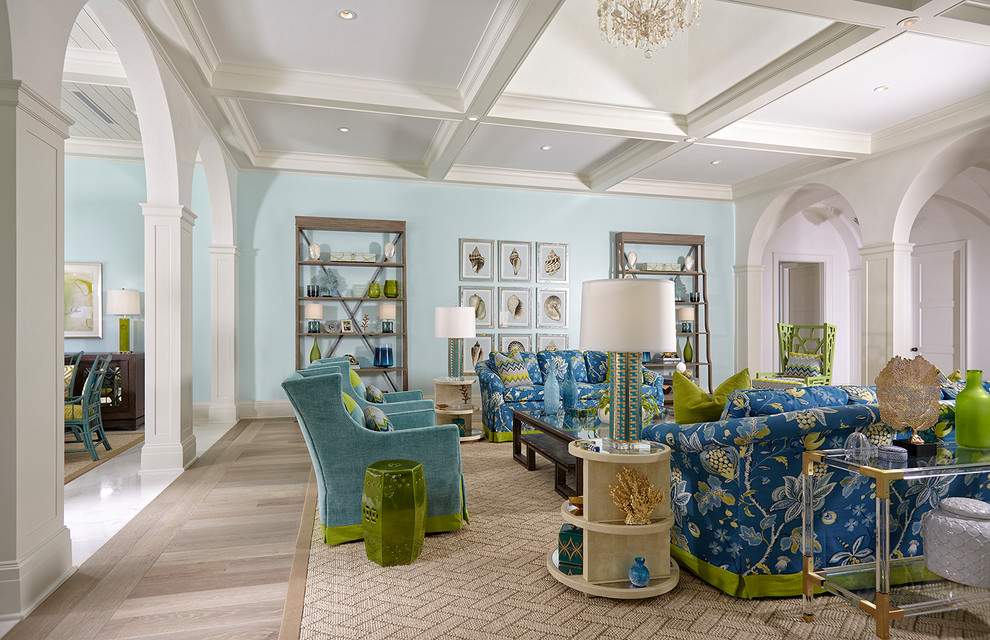 Inspiration för ett vintage vardagsrum, med blå väggar och ljust trägolv