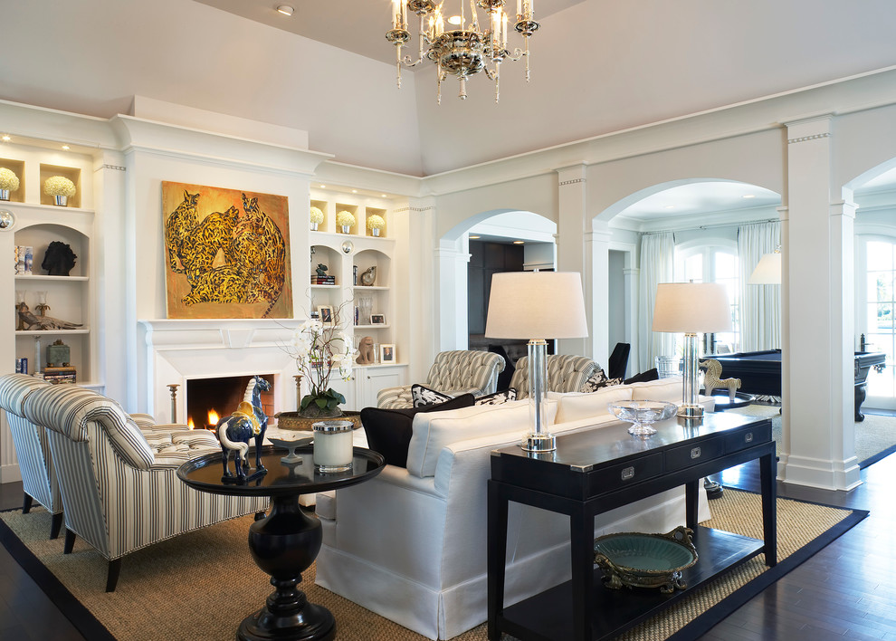 Стильный дизайн: парадная гостиная комната в классическом стиле с белыми стенами, стандартным камином и красивыми шторами - последний тренд