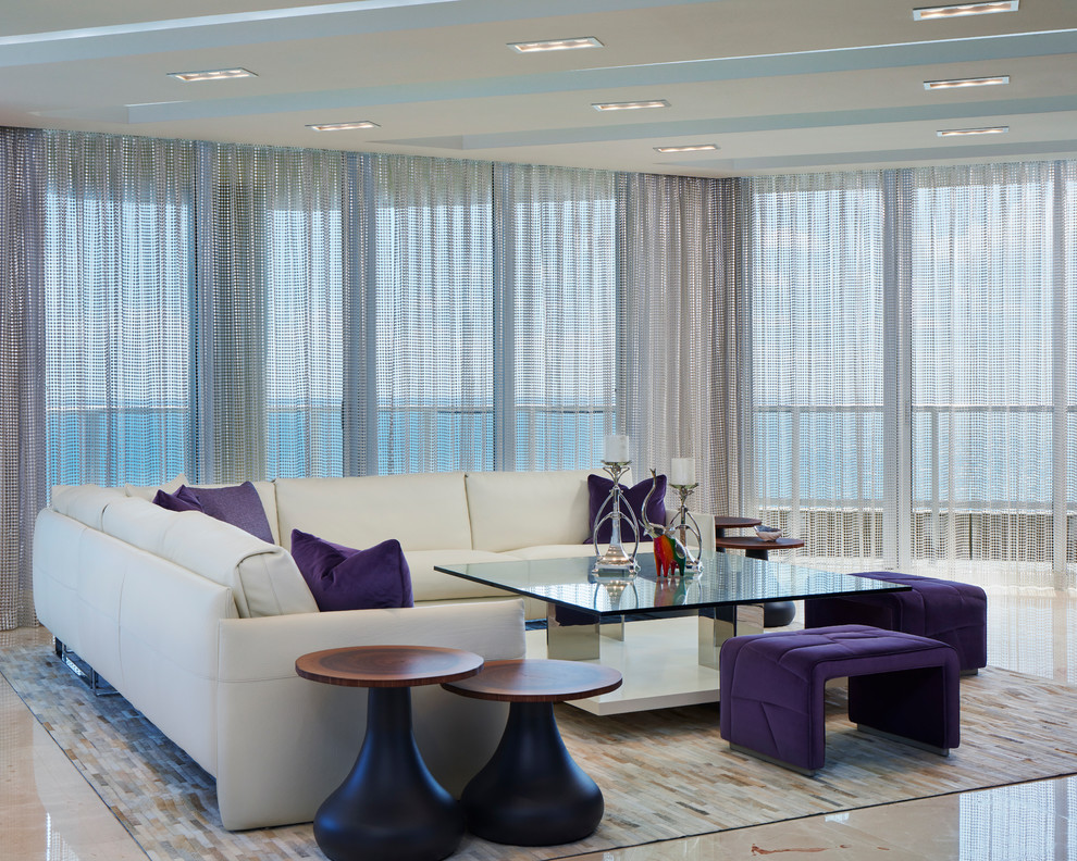 Esempio di un grande soggiorno moderno aperto con pareti viola, pavimento in marmo e pavimento beige