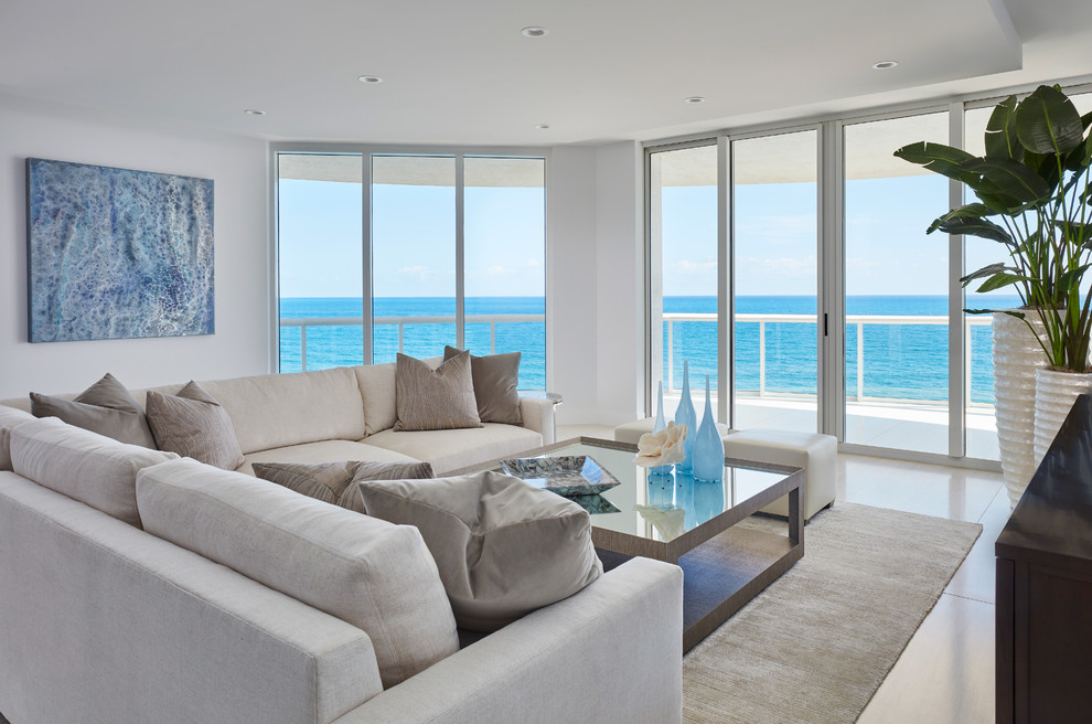 Großes, Offenes Maritimes Wohnzimmer mit weißer Wandfarbe, Marmorboden, TV-Wand und weißem Boden in Miami