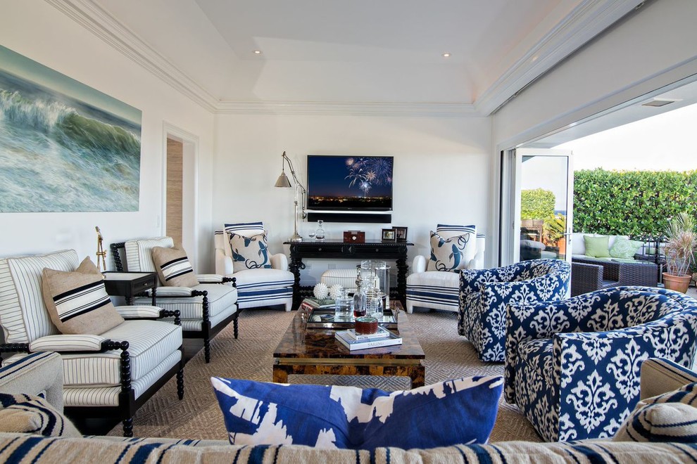 Свежая идея для дизайна: парадная гостиная комната в морском стиле с белыми стенами и телевизором на стене - отличное фото интерьера