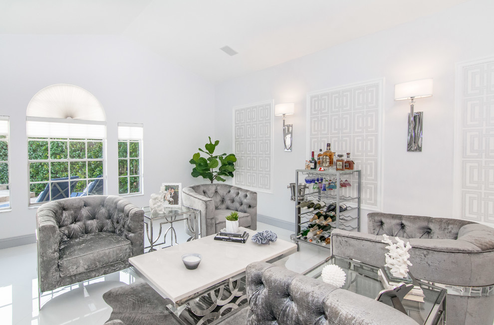 Immagine di un soggiorno design con angolo bar, pareti bianche e pavimento bianco