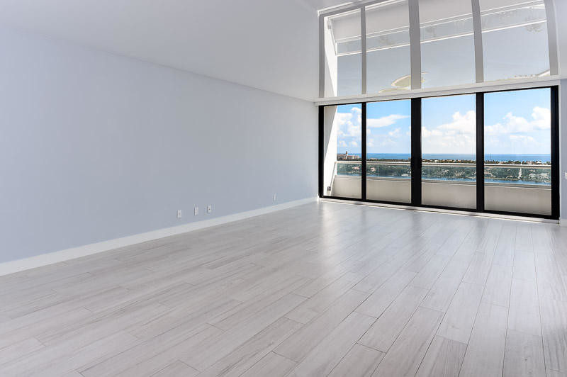 Идея дизайна: открытая гостиная комната среднего размера в современном стиле с серыми стенами, полом из керамогранита и бежевым полом без камина, телевизора