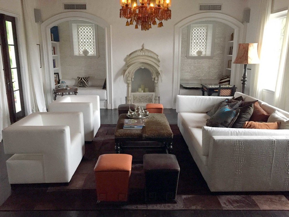 Geräumiges, Repräsentatives, Abgetrenntes Mediterranes Wohnzimmer mit weißer Wandfarbe, dunklem Holzboden, Kamin und verputzter Kaminumrandung in Miami