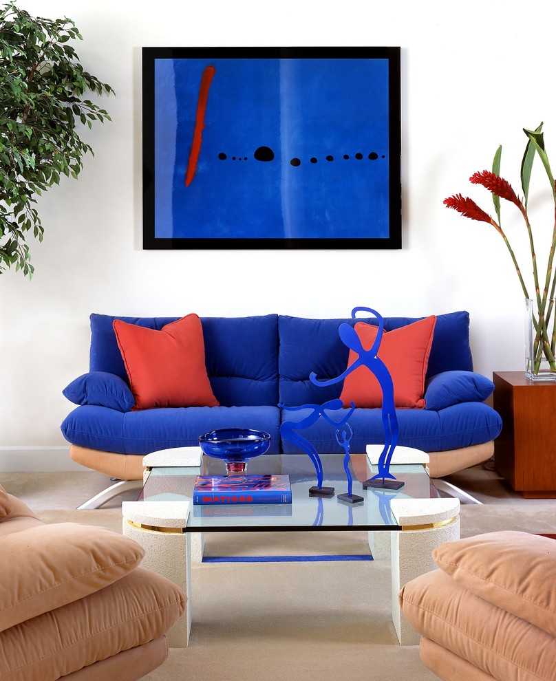 На фото: гостиная комната в стиле модернизм с белыми стенами, бежевым полом и синим диваном с