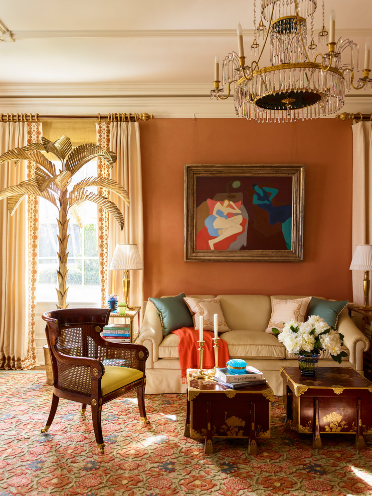 Ispirazione per un soggiorno tradizionale con pareti rosse, pavimento in legno massello medio e pavimento marrone