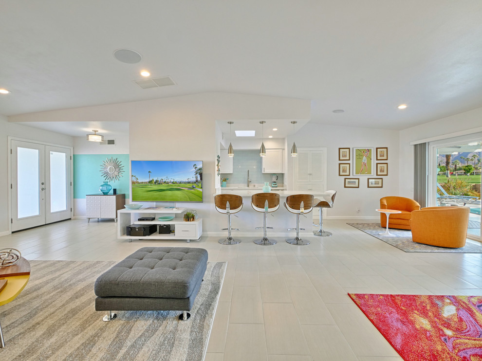 Idee per un soggiorno minimalista di medie dimensioni e aperto con pareti grigie, pavimento con piastrelle in ceramica, TV autoportante e pavimento beige