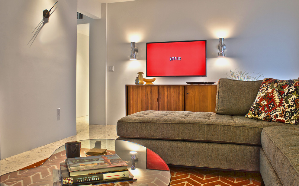 Стильный дизайн: открытая гостиная комната среднего размера в стиле ретро с белыми стенами, мраморным полом и телевизором на стене без камина - последний тренд