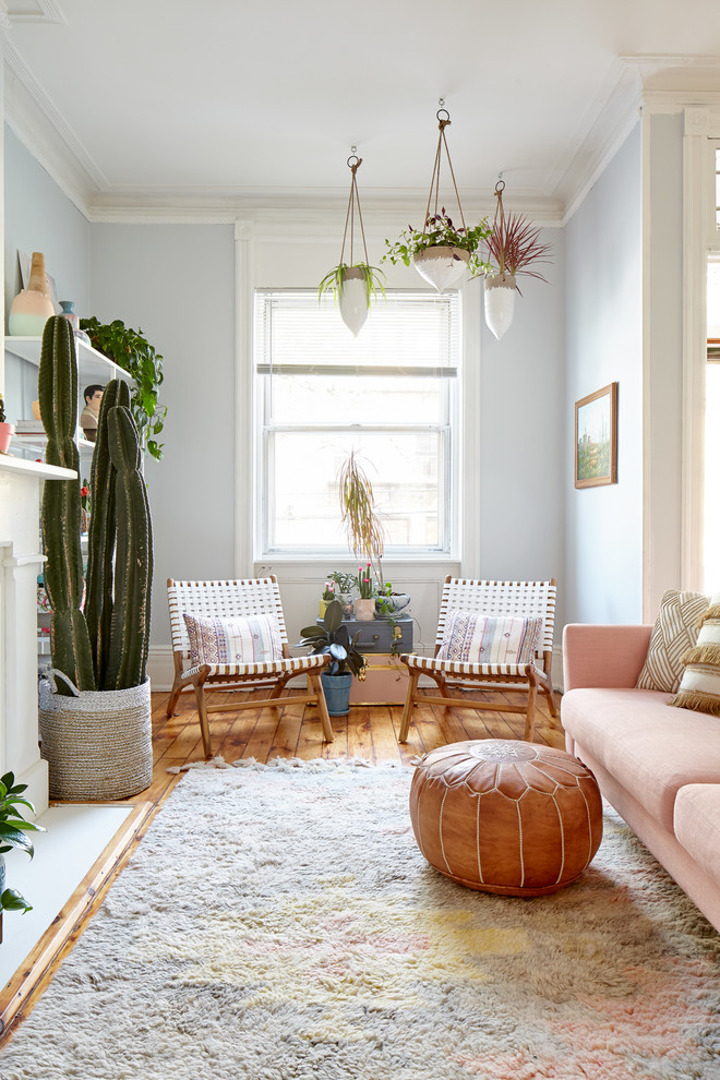 Foto på ett stort eklektiskt separat vardagsrum, med en hemmabar, blå väggar, ljust trägolv, en standard öppen spis och brunt golv