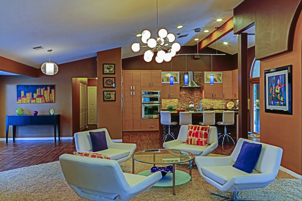 Cette image montre un grand salon vintage ouvert avec un mur marron, moquette, une cheminée standard, un manteau de cheminée en carrelage, un téléviseur encastré et un sol beige.