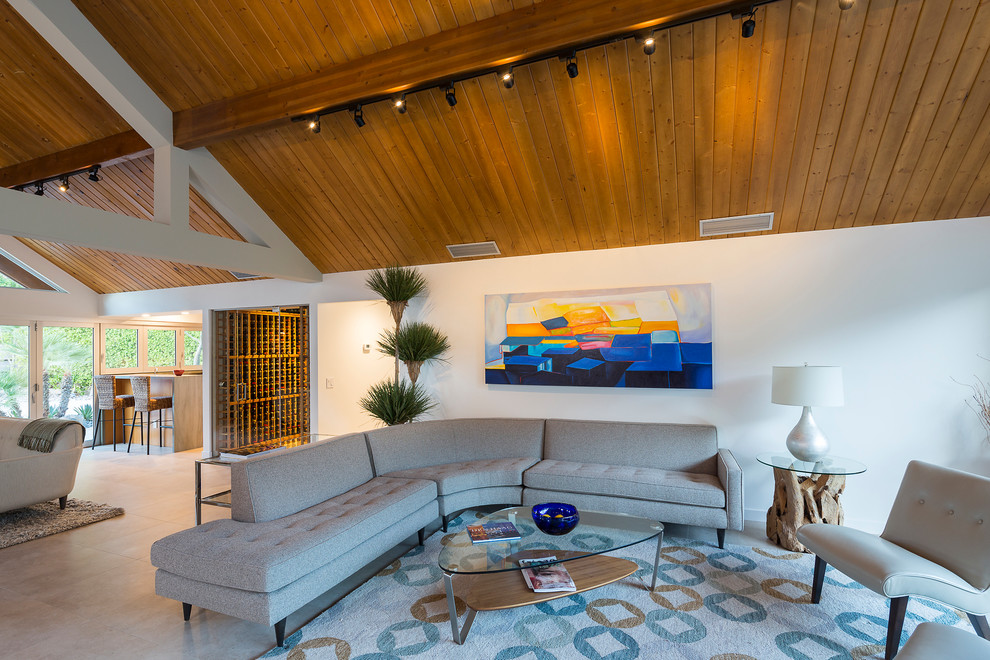 Offenes, Repräsentatives Modernes Wohnzimmer mit weißer Wandfarbe, Keramikboden und grauem Boden in Los Angeles