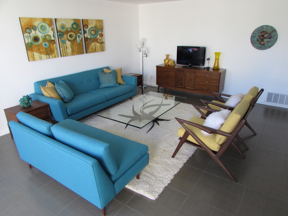 Immagine di un soggiorno minimalista di medie dimensioni e aperto con pareti bianche, pavimento con piastrelle in ceramica, nessun camino e TV autoportante