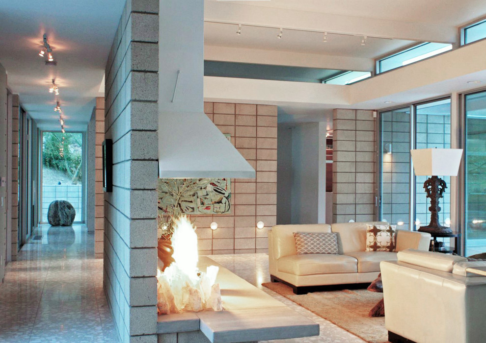 Стильный дизайн: большая парадная, изолированная гостиная комната в стиле ретро с белыми стенами, мраморным полом, подвесным камином и фасадом камина из металла - последний тренд