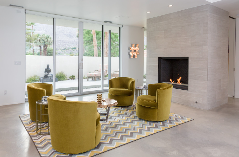 Идея дизайна: парадная гостиная комната в современном стиле с белыми стенами, стандартным камином и фасадом камина из плитки