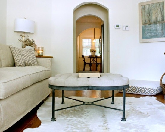 Foto di un piccolo soggiorno contemporaneo chiuso con pareti bianche, pavimento in legno massello medio e TV autoportante