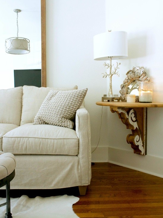 Стильный дизайн: маленькая изолированная гостиная комната в стиле рустика с белыми стенами и паркетным полом среднего тона для на участке и в саду - последний тренд