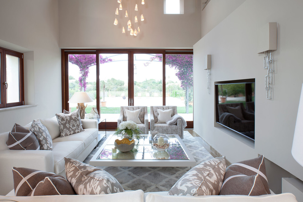 Großes Maritimes Wohnzimmer ohne Kamin, im Loft-Stil mit beiger Wandfarbe, Porzellan-Bodenfliesen, braunem Boden und Multimediawand in Palma de Mallorca