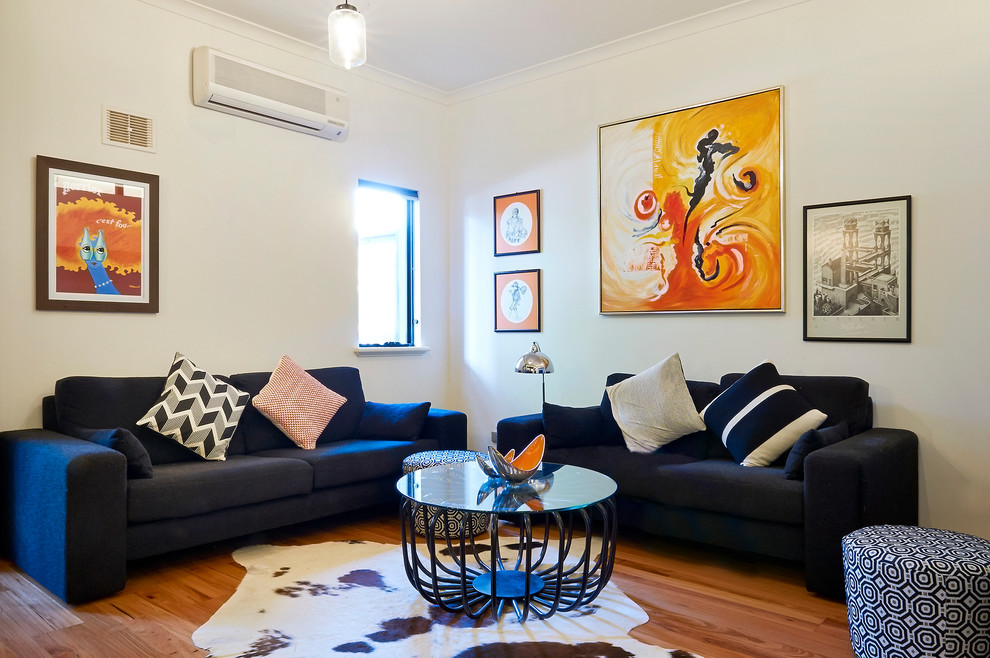 Repräsentatives Modernes Wohnzimmer mit weißer Wandfarbe und braunem Holzboden in Perth
