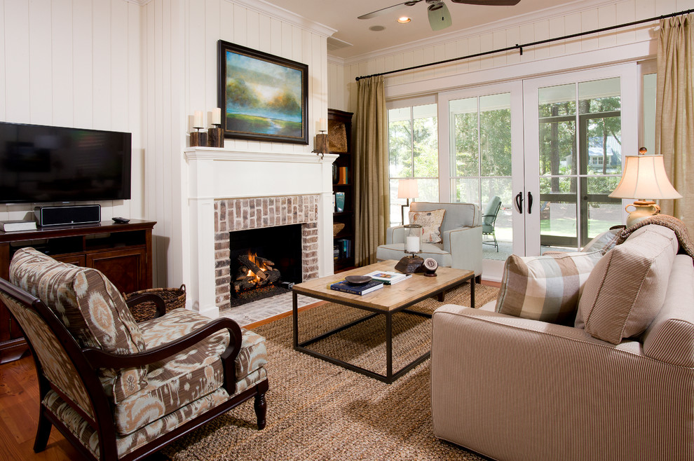 Стильный дизайн: гостиная комната в стиле неоклассика (современная классика) с фасадом камина из кирпича и ковром на полу - последний тренд