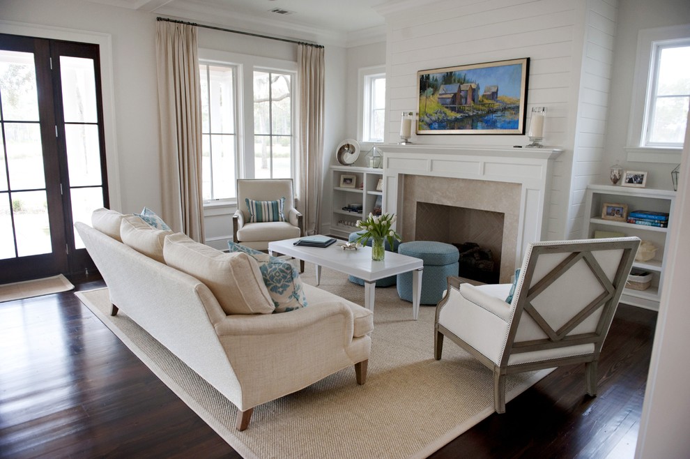 Maritimes Wohnzimmer mit weißer Wandfarbe, dunklem Holzboden, Kamin und Kaminumrandung aus Stein in Atlanta