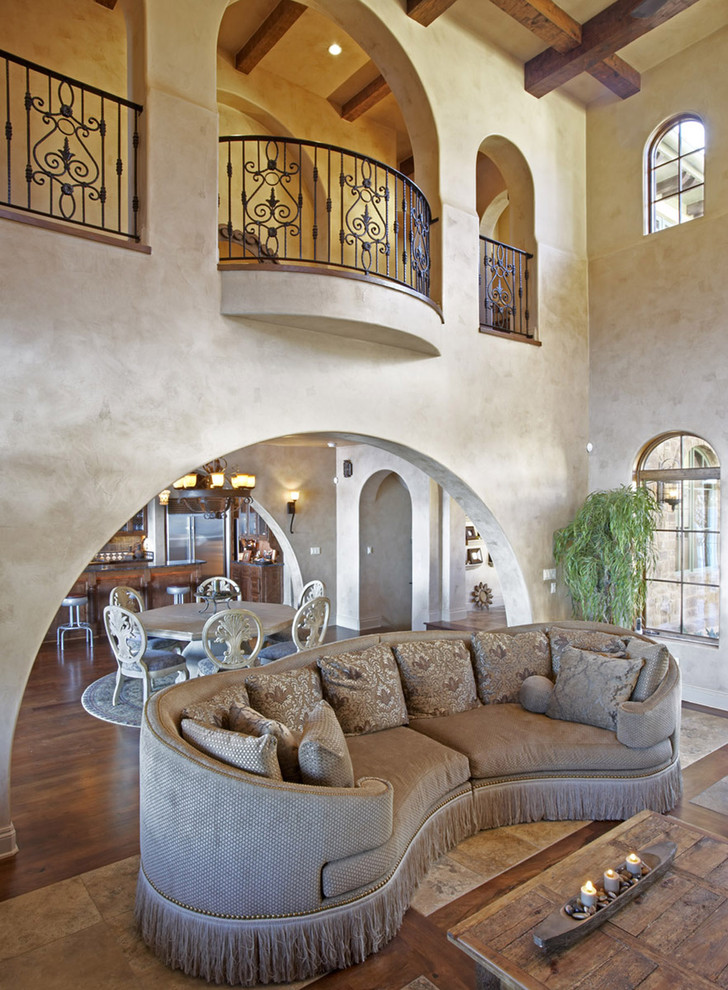 Стильный дизайн: гостиная комната в средиземноморском стиле с бежевыми стенами - последний тренд