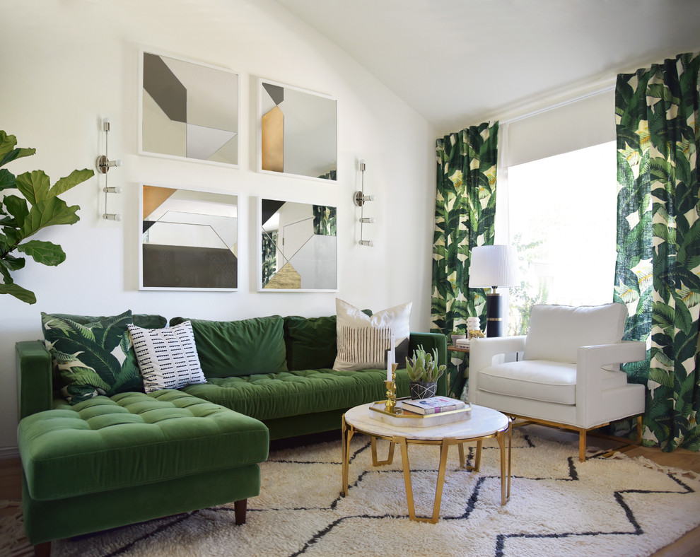 Klassisches Wohnzimmer mit weißer Wandfarbe, hellem Holzboden und beigem Boden in Orange County