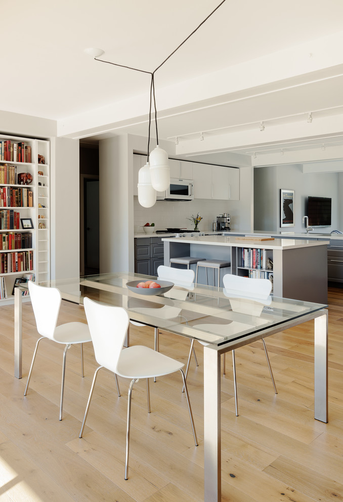 Foto di un soggiorno moderno con angolo bar, pareti beige, parquet chiaro e pavimento marrone