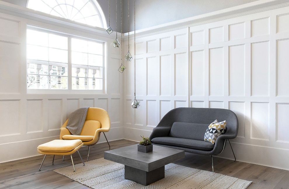 Свежая идея для дизайна: гостиная комната в стиле неоклассика (современная классика) с белыми стенами и светлым паркетным полом - отличное фото интерьера