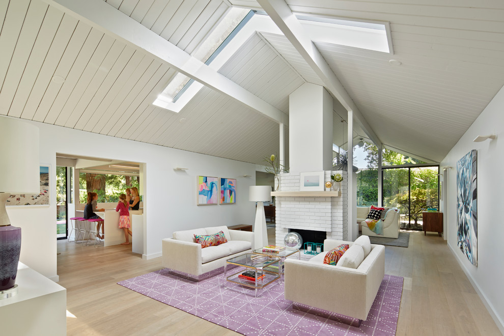 Источник вдохновения для домашнего уюта: гостиная комната в стиле ретро с белыми стенами и ковром на полу