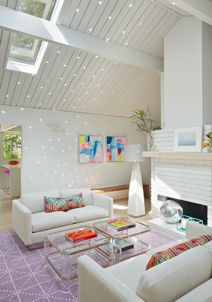 Esempio di un soggiorno moderno con pareti bianche, camino classico e cornice del camino in mattoni
