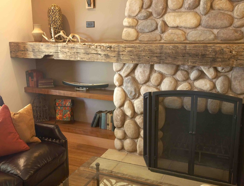 サンフランシスコにある高級な中くらいなラスティックスタイルのおしゃれなLDK (茶色い壁、標準型暖炉、石材の暖炉まわり、竹フローリング、茶色い床) の写真