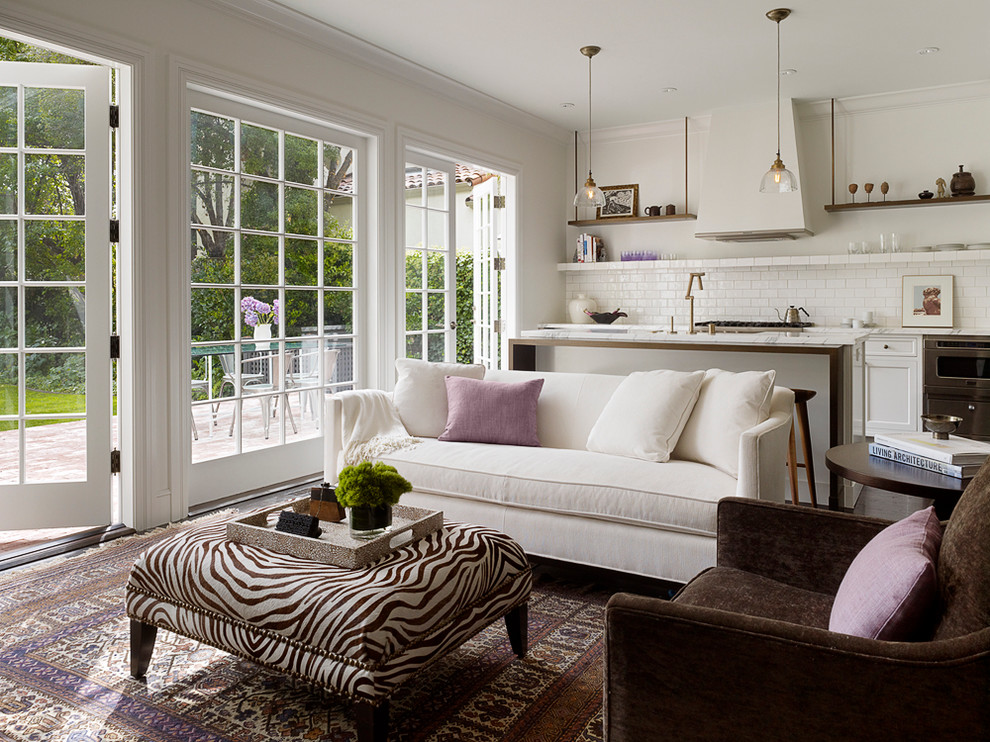 Immagine di un soggiorno chic aperto con pareti bianche e tappeto