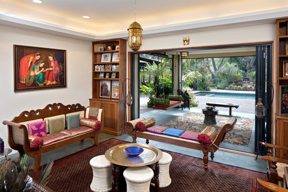 Immagine di un soggiorno eclettico aperto con pareti beige, pavimento in ardesia e pavimento verde