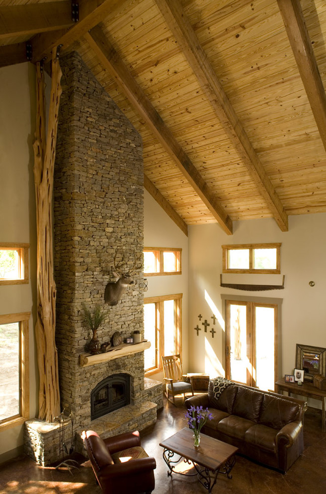 Aménagement d'un grand salon classique ouvert avec un mur blanc, parquet foncé, une cheminée standard et un manteau de cheminée en pierre.