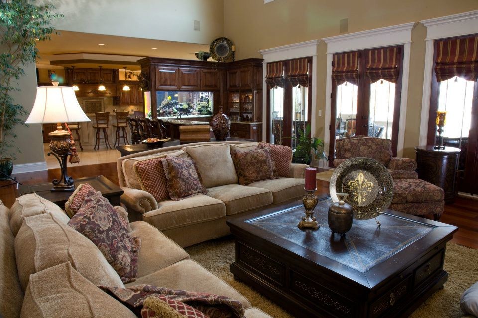 Пример оригинального дизайна: большая открытая гостиная комната в классическом стиле с бежевыми стенами, ковровым покрытием, стандартным камином, фасадом камина из камня и телевизором на стене
