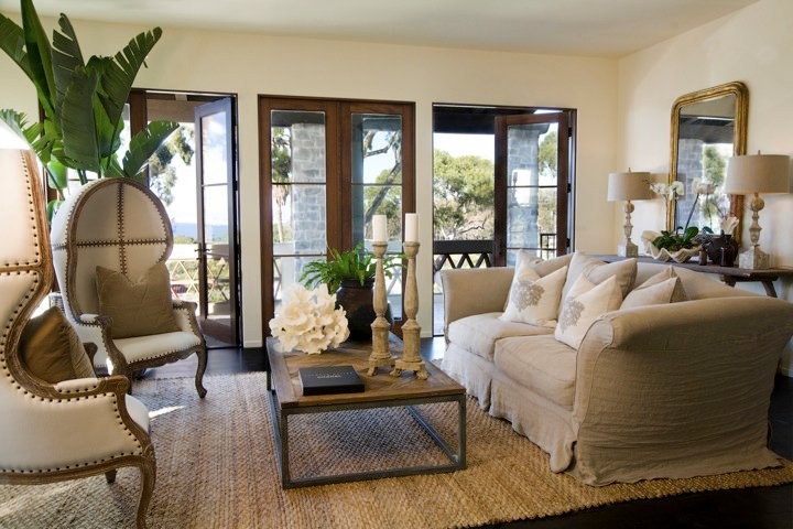 Idee per un soggiorno tropicale di medie dimensioni e aperto con sala formale, pareti beige, parquet scuro e pavimento marrone