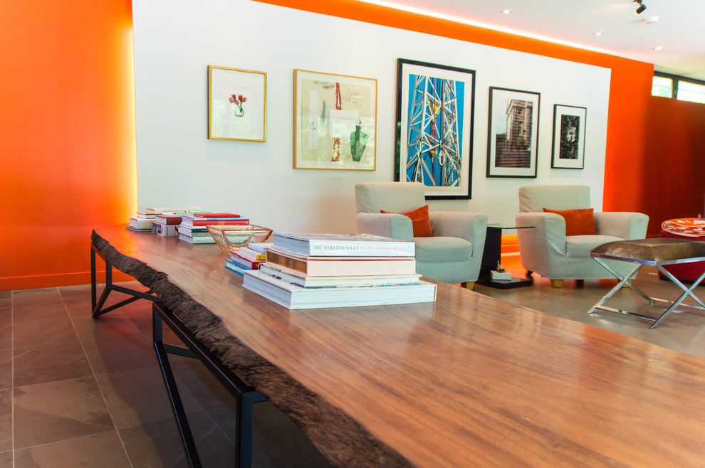 Idéer för ett mycket stort modernt allrum med öppen planlösning, med ett bibliotek, orange väggar, klinkergolv i keramik och grått golv