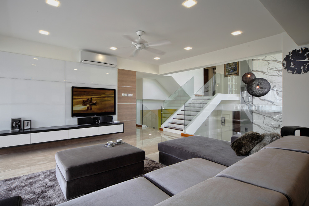 Aménagement d'un salon mansardé ou avec mezzanine moderne avec un téléviseur fixé au mur et un escalier.