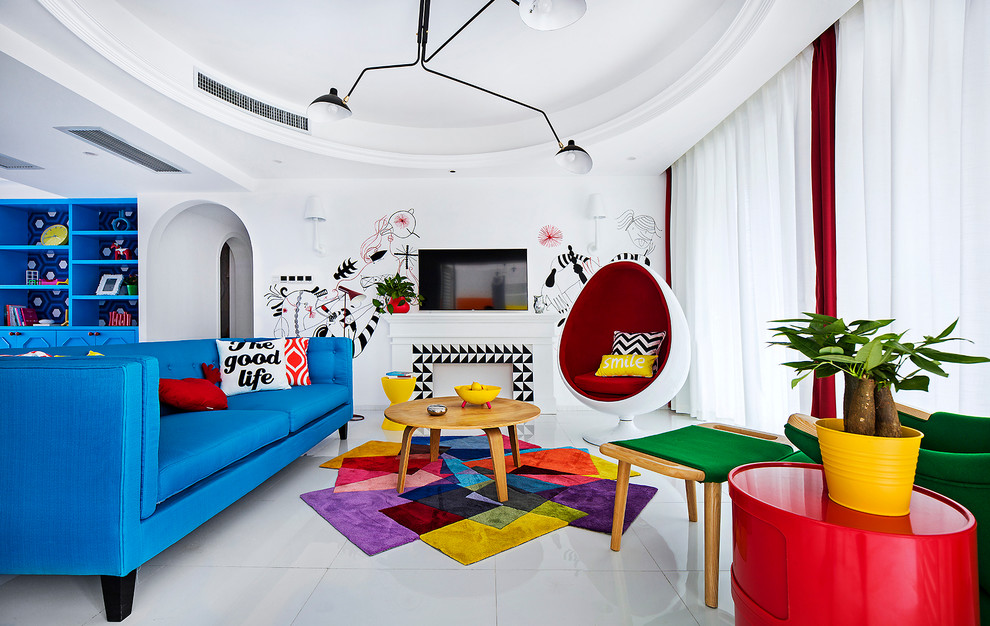 Источник вдохновения для домашнего уюта: открытая гостиная комната в стиле фьюжн с белыми стенами, стандартным камином и телевизором на стене
