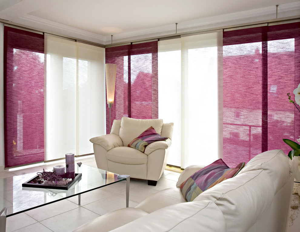 Пример оригинального дизайна: гостиная комната в стиле модернизм с разноцветными стенами