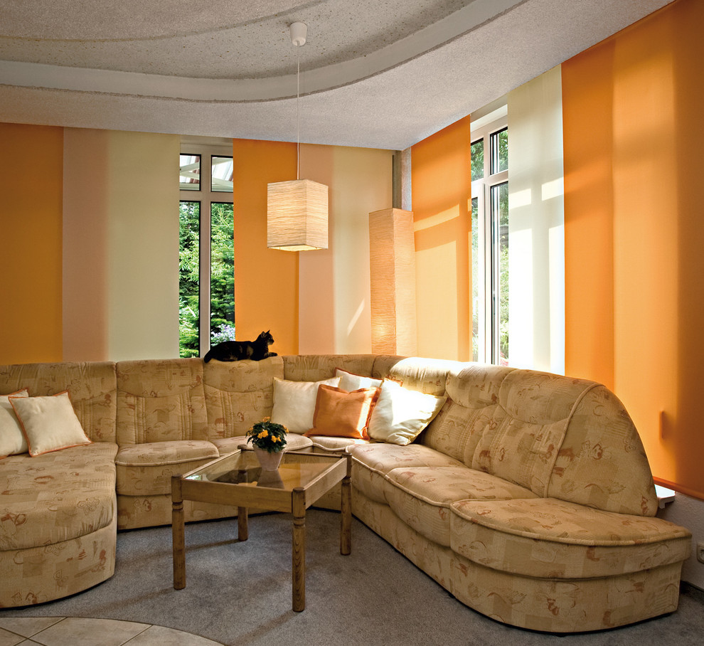 Inspiration pour un salon minimaliste avec un mur multicolore.