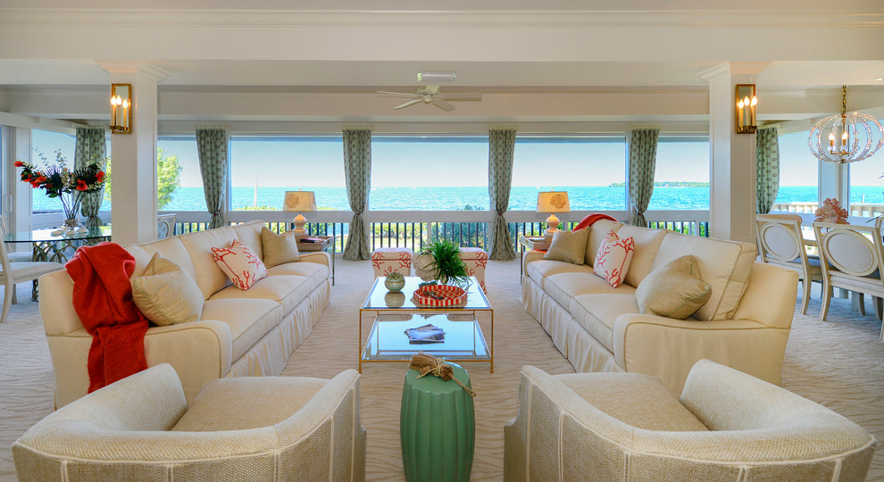 Стильный дизайн: большая открытая, парадная гостиная комната в морском стиле с ковровым покрытием и белыми стенами без камина, телевизора - последний тренд