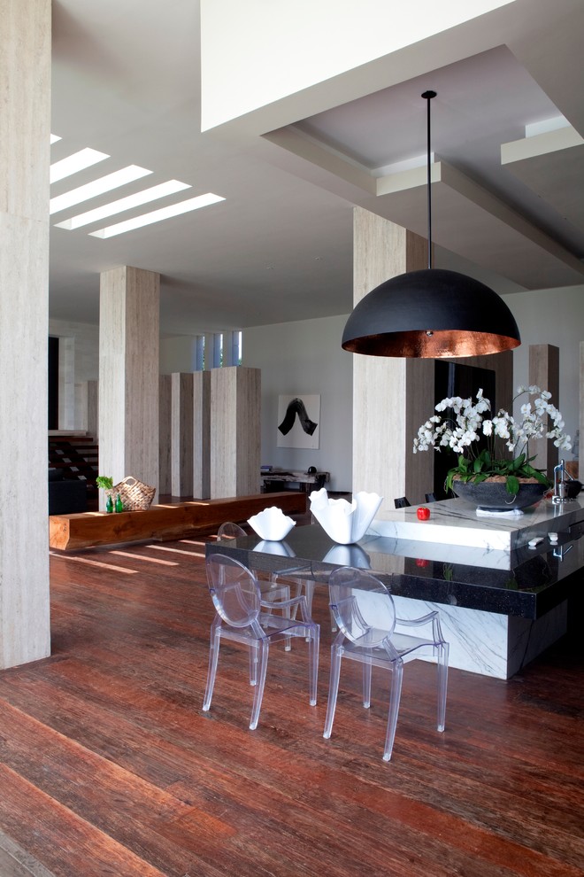 Идея дизайна: открытая гостиная комната в стиле модернизм с серыми стенами