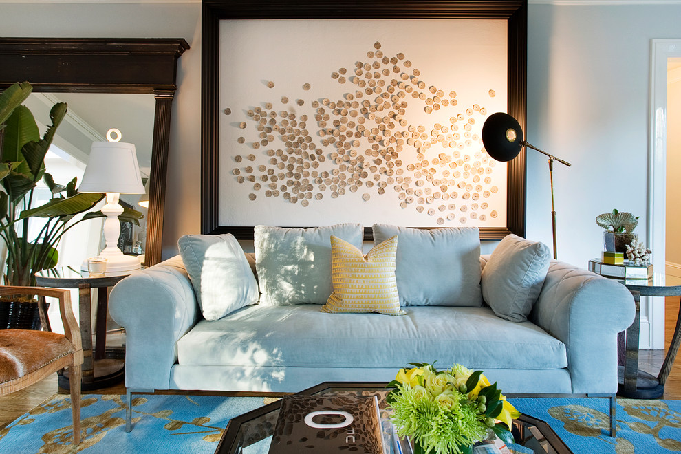 Immagine di un soggiorno bohémian con pareti blu e pavimento in legno massello medio