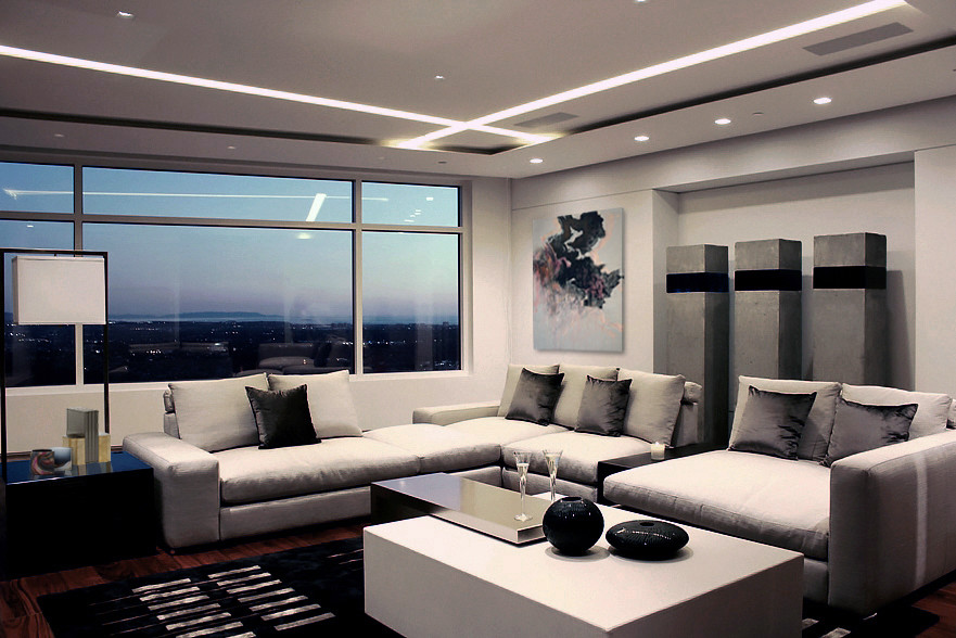 На фото: парадная, двухуровневая гостиная комната среднего размера в современном стиле с белыми стенами, темным паркетным полом, горизонтальным камином, фасадом камина из металла и скрытым телевизором с