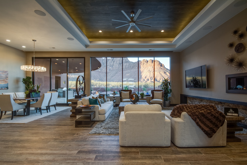 Foto di un soggiorno tradizionale aperto con pavimento in gres porcellanato e TV a parete