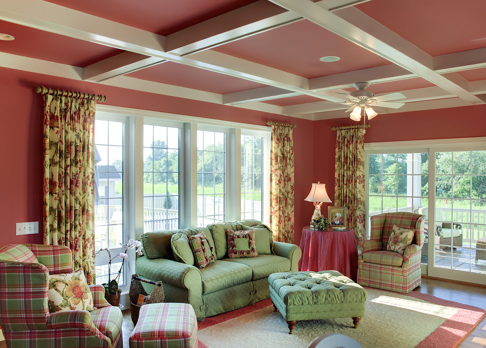 Стильный дизайн: парадная, изолированная гостиная комната среднего размера в классическом стиле с розовыми стенами, светлым паркетным полом и коричневым полом без камина, телевизора - последний тренд