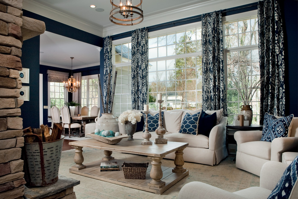 Свежая идея для дизайна: открытая гостиная комната в классическом стиле с синими стенами - отличное фото интерьера