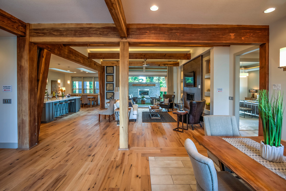 Aménagement d'un grand salon montagne ouvert avec un mur beige, un sol en bois brun, une salle de réception et une cheminée ribbon.